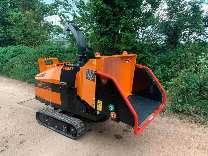 Profi-Häcksler Entsorgung Max Zech Leistungsstarker FÖRST Raupenhäcksler zur effizienten Entsorgung von Astwerk nach Baumfällungen.