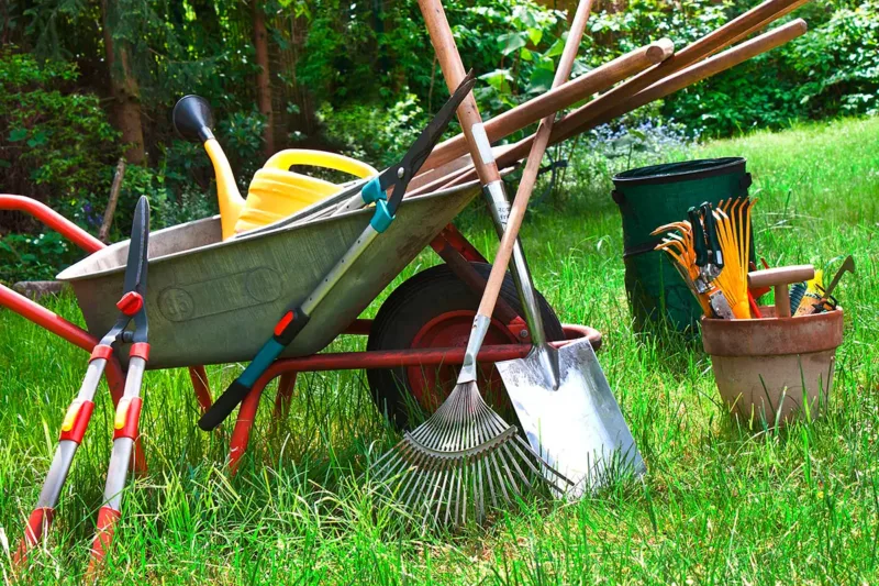 Gartenservice Zech Professionelles Werkzeug für die Gartenpflege bereit zum Einsatz